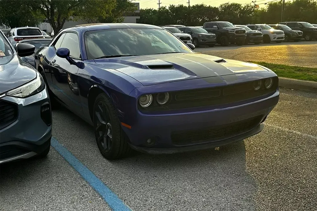 2022 Dodge Challenger SXT photo 1
