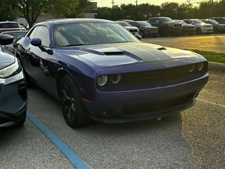 2022 Dodge Challenger SXT photo 1