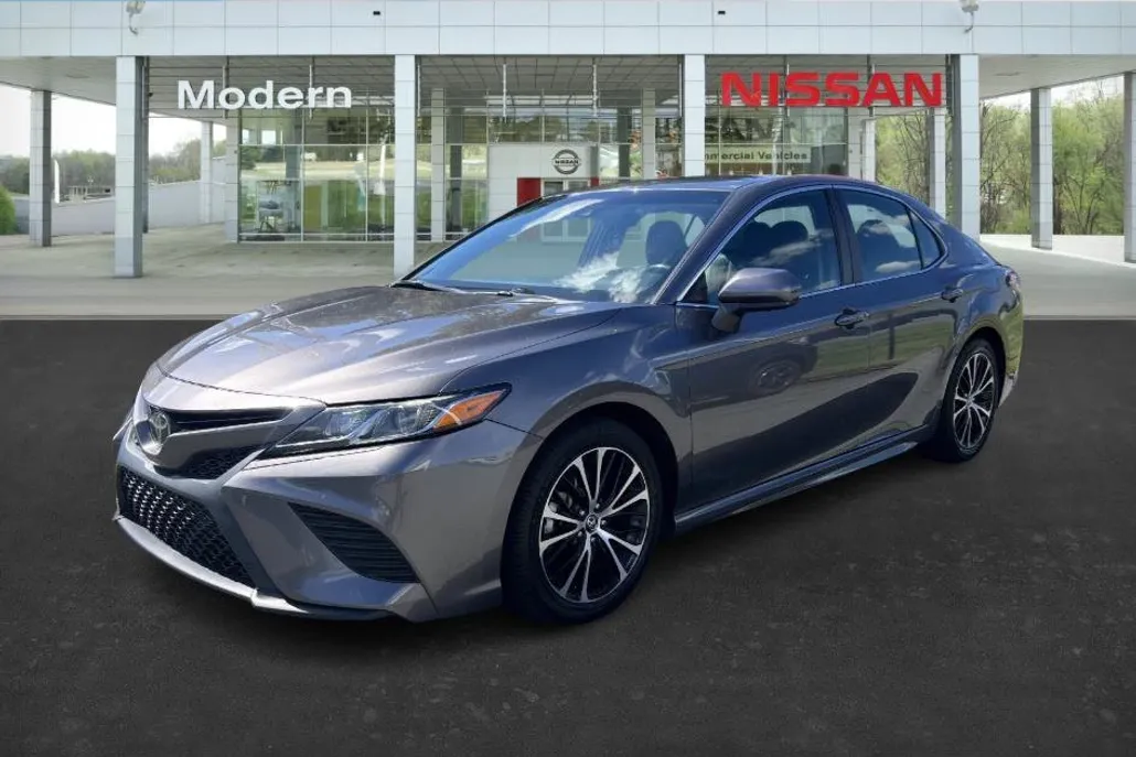 2020 Toyota Camry SE photo 1
