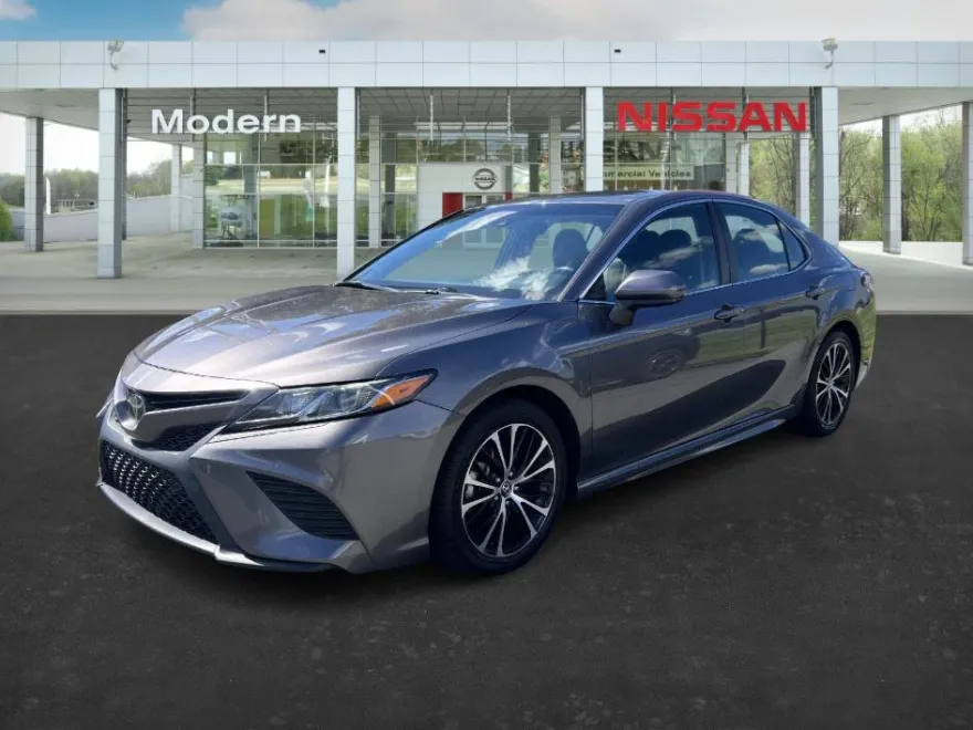 2020 Toyota Camry SE photo 1