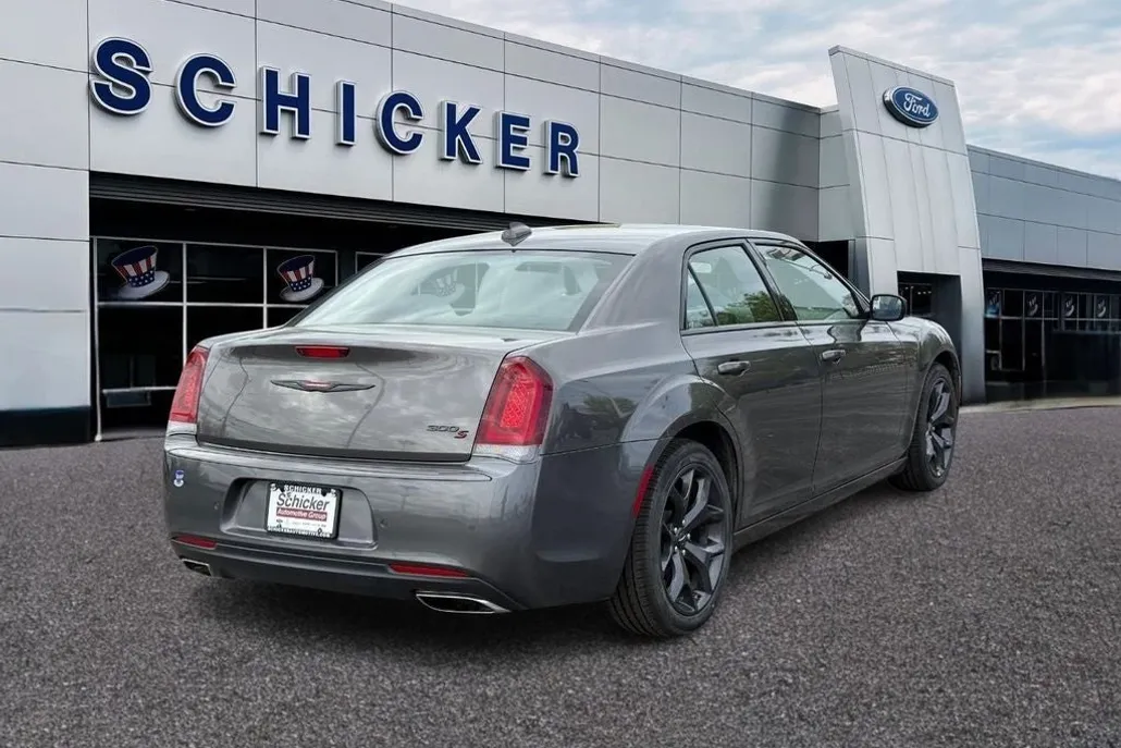 2023 Chrysler 300 photo 1