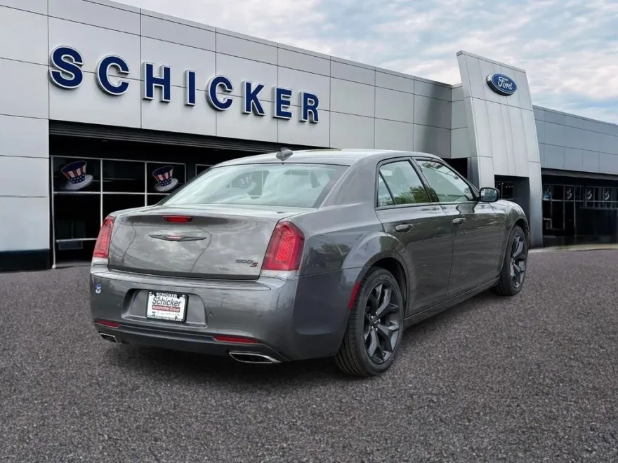 2023 Chrysler 300 photo 1