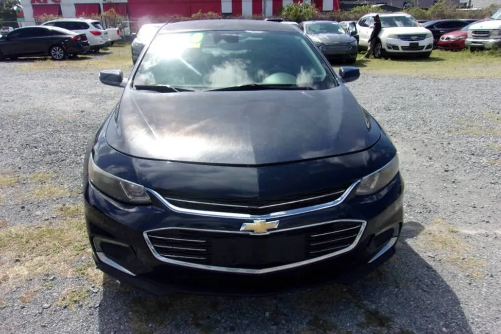 2017 Chevrolet Malibu 1LT photo 1