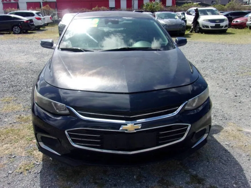 2017 Chevrolet Malibu 1LT photo 1