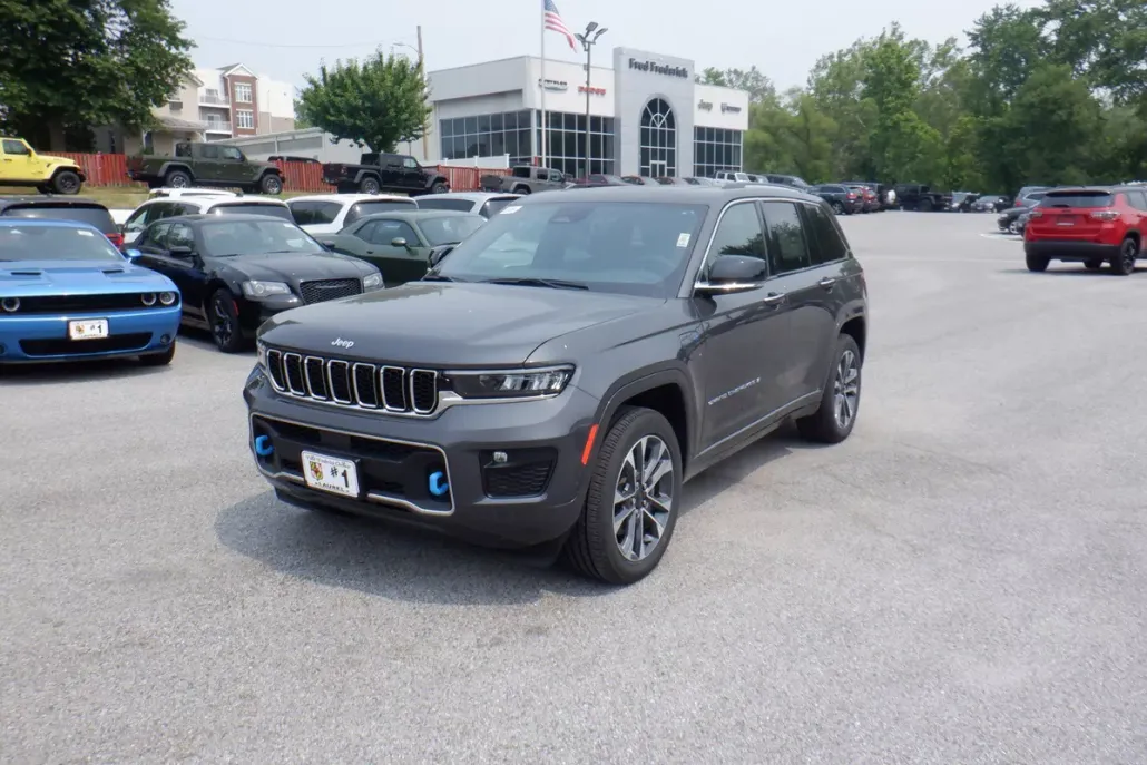 2023 Jeep Cherokee Overland 4xe photo 1