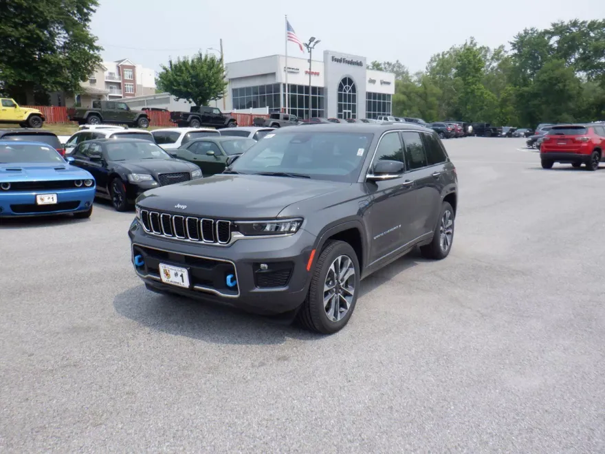 2023 Jeep Cherokee Overland 4xe photo 1