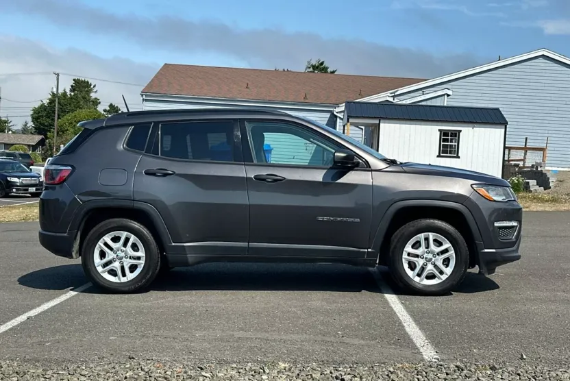 2018 Jeep Compass Sport photo 1