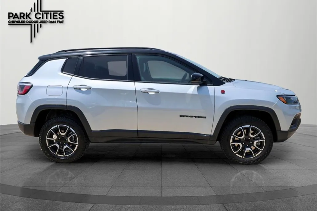 2024 Jeep Compass Trailhawk photo 1