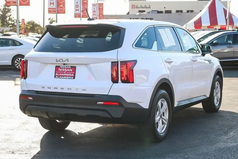 2022 Kia Sorento LX photo 1