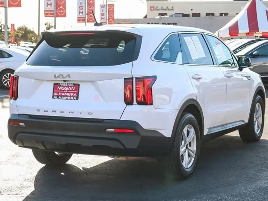 2022 Kia Sorento LX photo 1