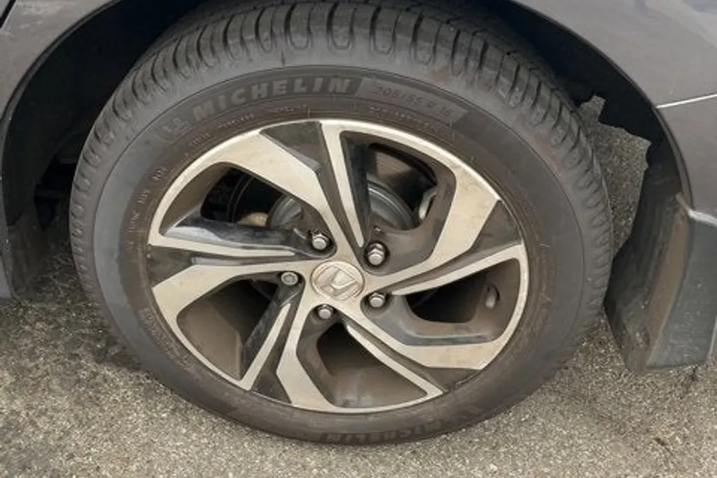 2017 Honda Accord LX photo 1