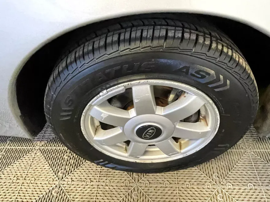 2004 Kia Spectra Base photo 11