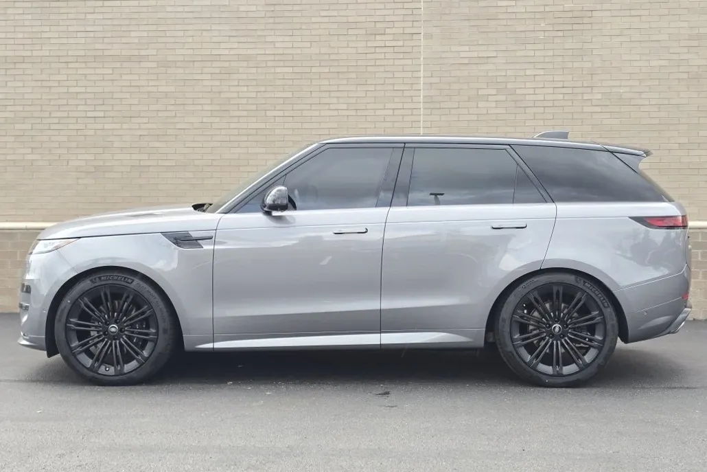 2024 Land Rover Range Rover Sport SE photo 1