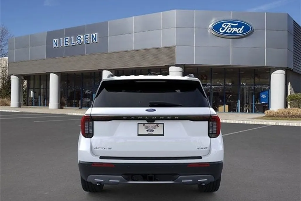 2025 Ford Explorer photo 1