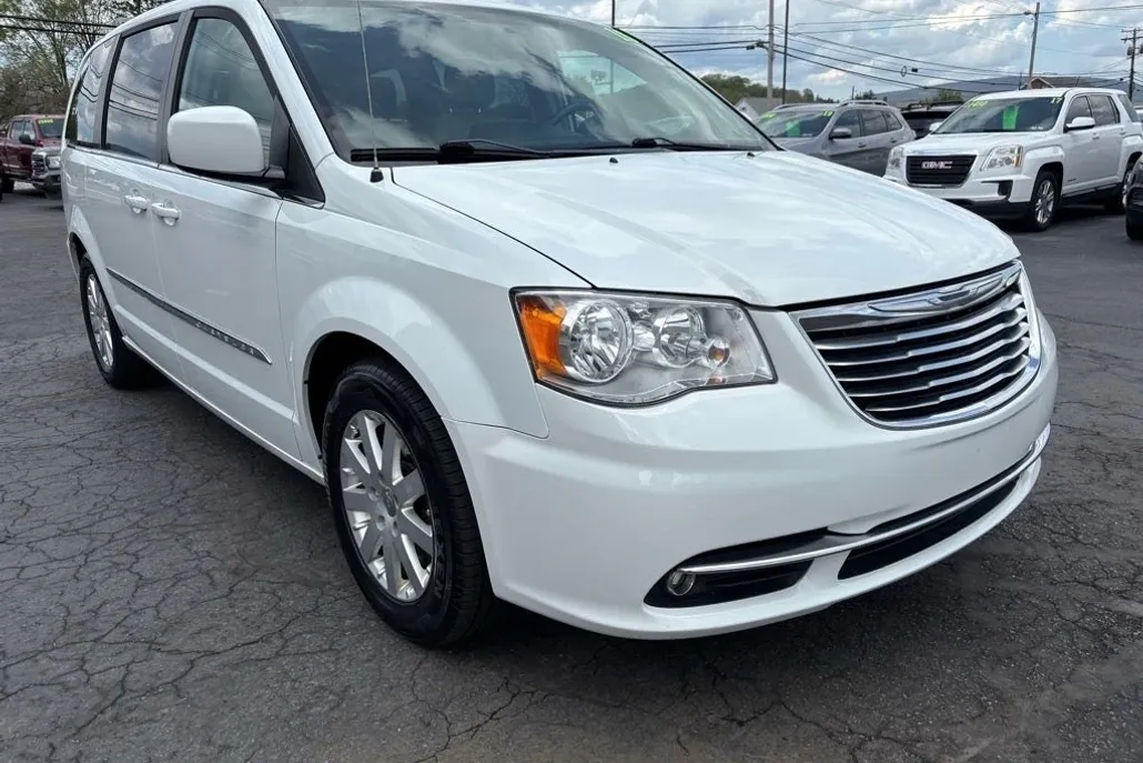 2016 Chrysler Town & Country Touring photo 1