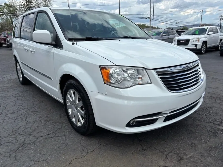 2016 Chrysler Town & Country Touring photo 1