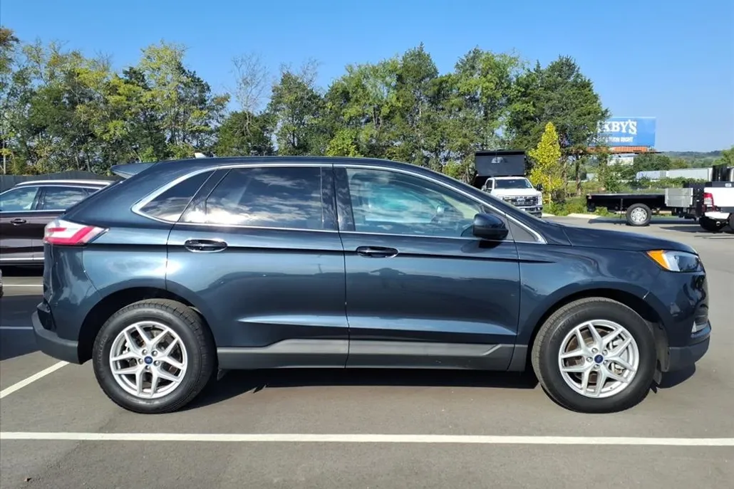 2023 Ford Explorer XLT photo 1