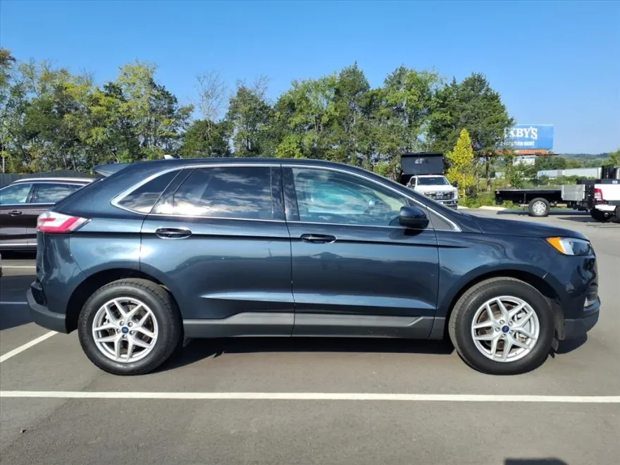 2023 Ford Explorer XLT photo 1
