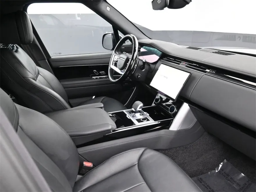 2023 Land Rover Range Rover SE photo 2