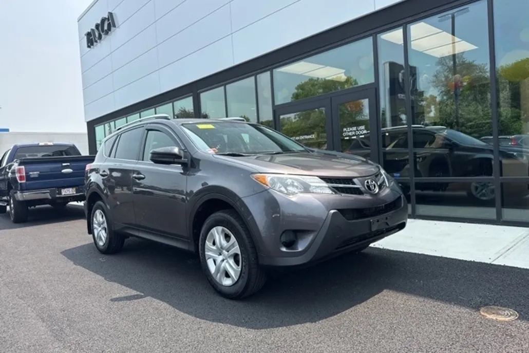 2015 Toyota RAV4 LE photo 1
