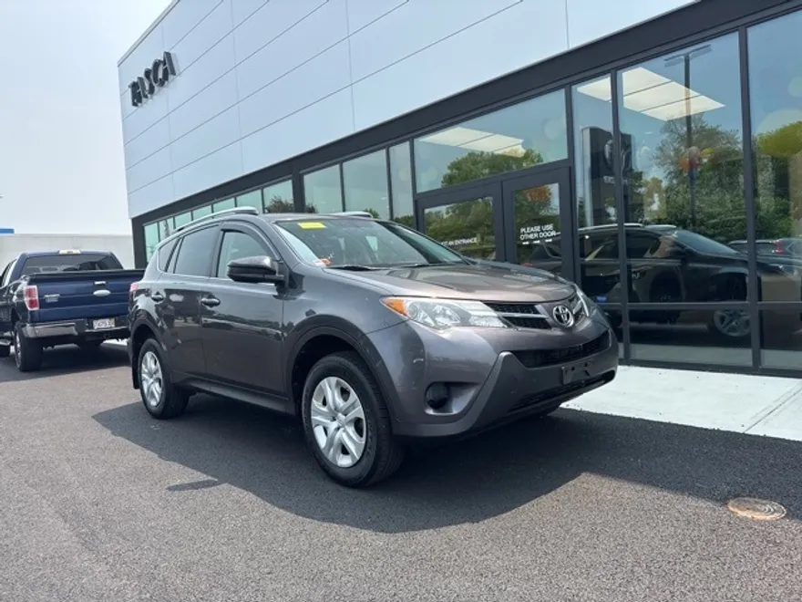 2015 Toyota RAV4 LE photo 1