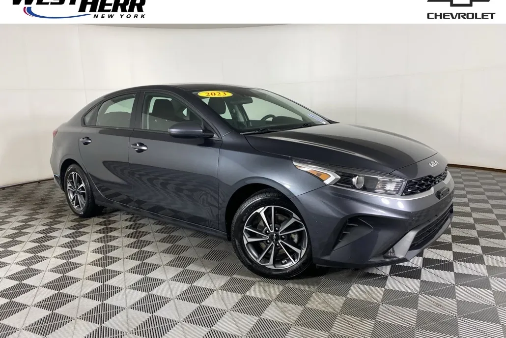 2023 Kia Forte LXS photo 1