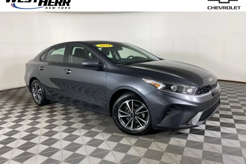 2023 Kia Forte LXS photo 1