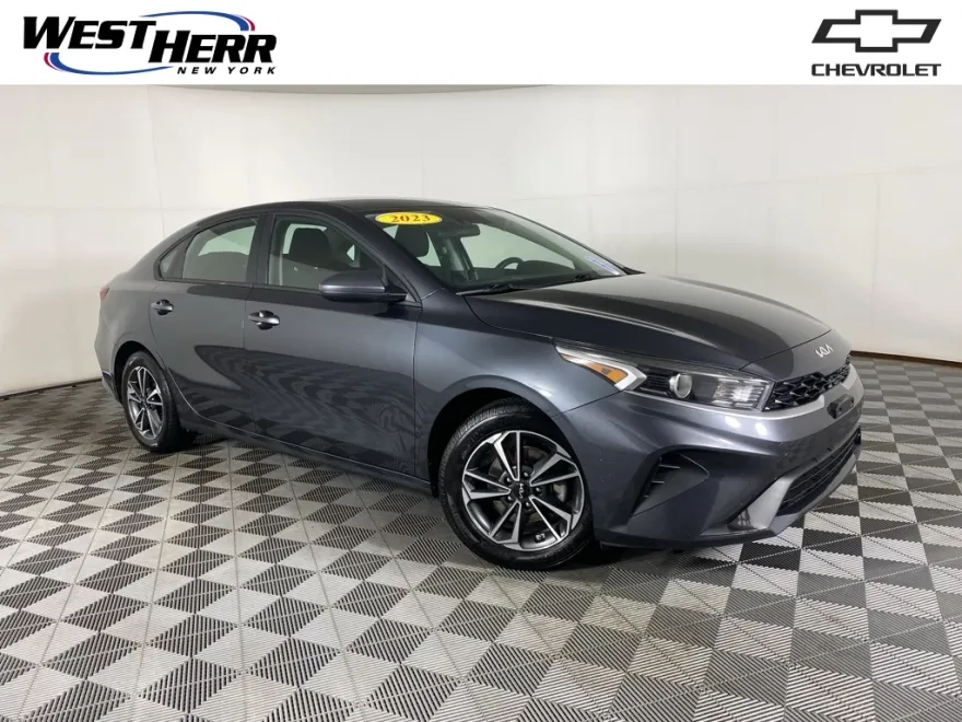 2023 Kia Forte LXS photo 1