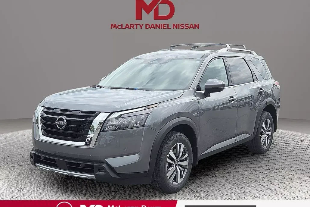 2025 Nissan Pathfinder SL photo 1