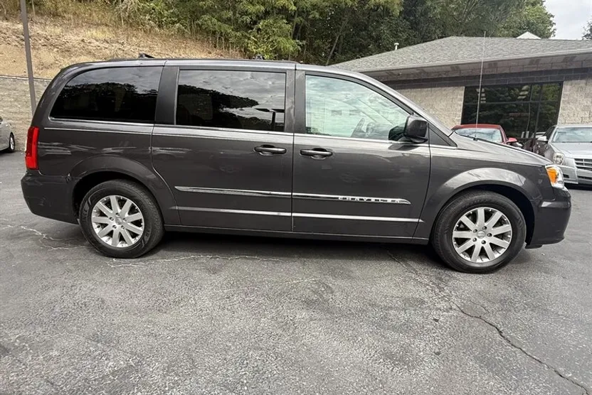 2015 Chrysler Town & Country Touring photo 1
