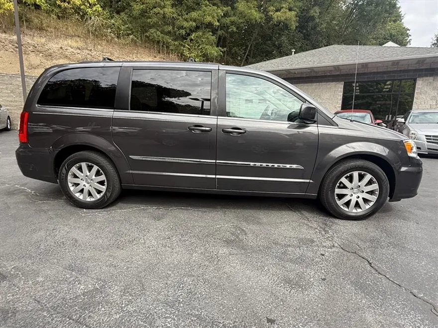 2015 Chrysler Town & Country Touring photo 1