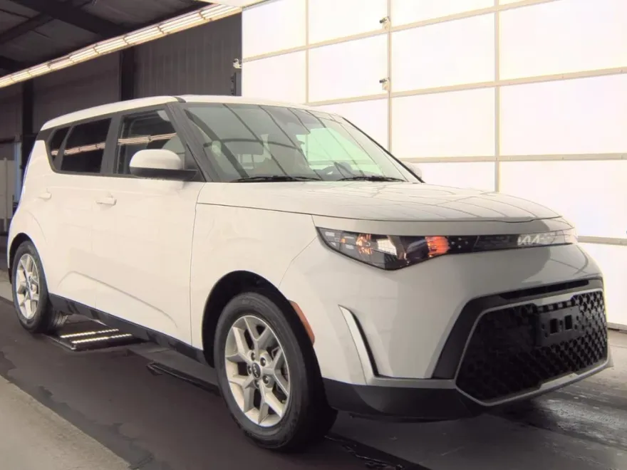 2024 Kia Soul LX photo 1