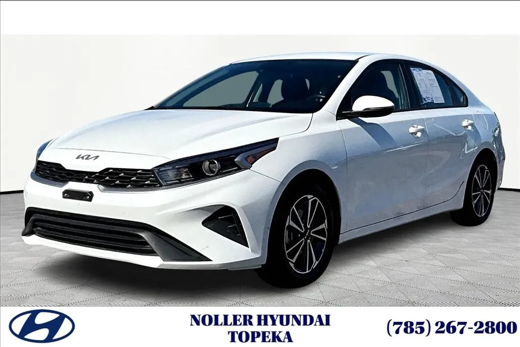 2023 Kia Forte LXS photo 1