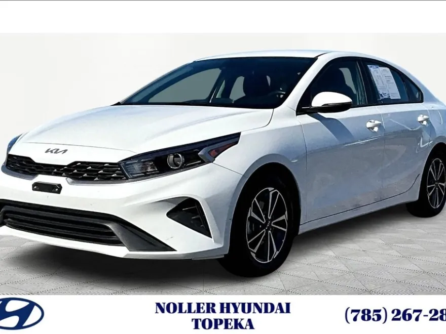 2023 Kia Forte LXS photo 1