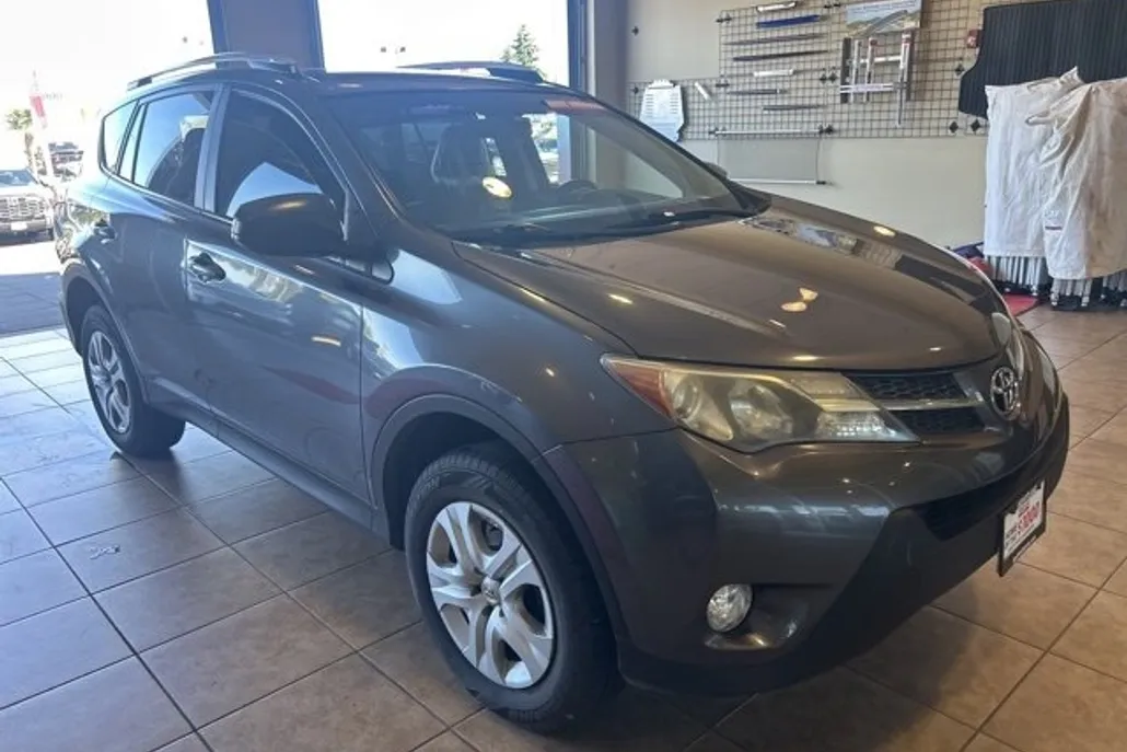 2014 Toyota RAV4 LE photo 1
