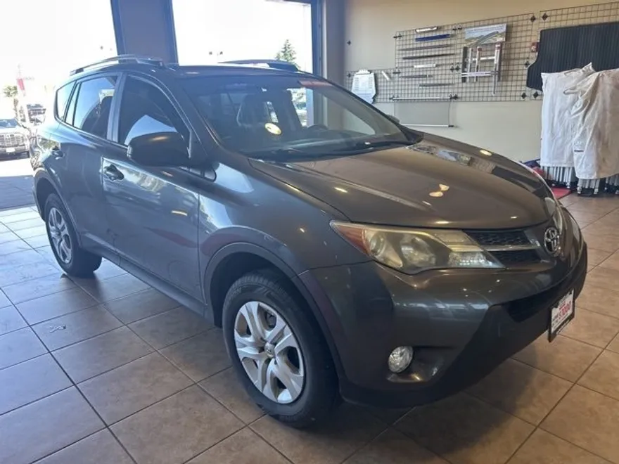 2014 Toyota RAV4 LE photo 1