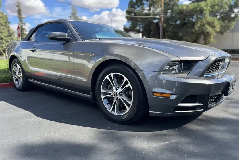 2014 Ford Mustang V6 photo 1