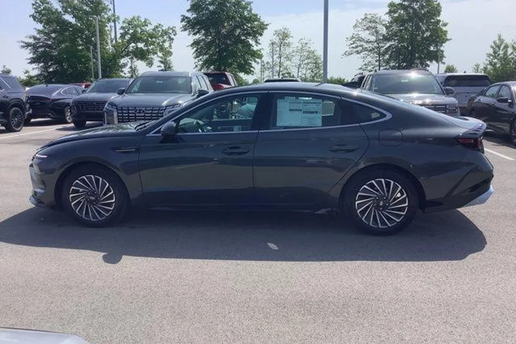 2025 Hyundai Sonata Hybrid SE photo 1