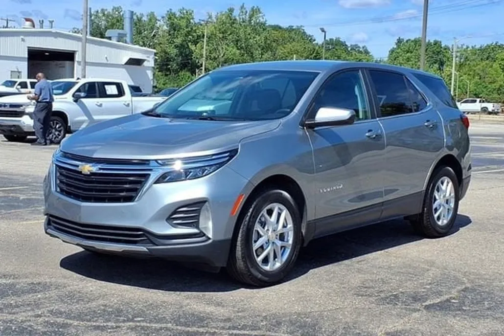2023 Chevrolet Equinox LT photo 1