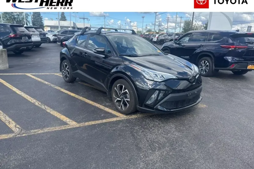 2022 Toyota C-HR XLE photo 1