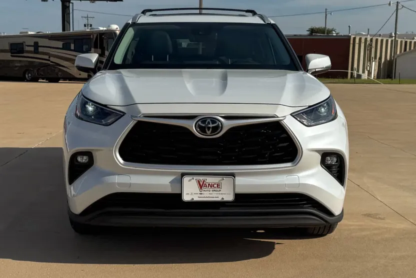 2022 Toyota Highlander XLE photo 1