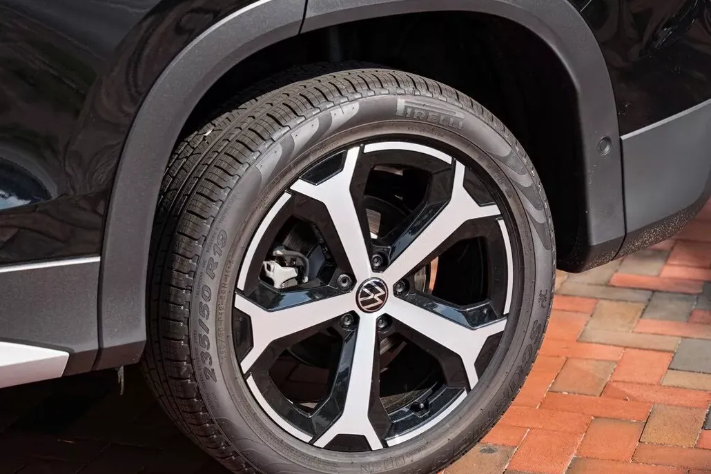 2025 Volkswagen Tiguan SE photo 1