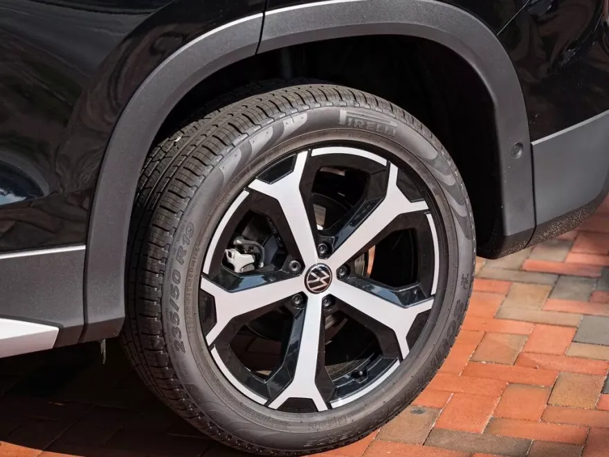 2025 Volkswagen Tiguan SE photo 1