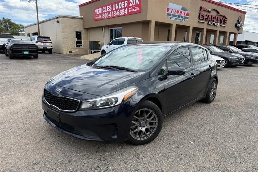 2017 Kia Forte 5-Door LX photo 1