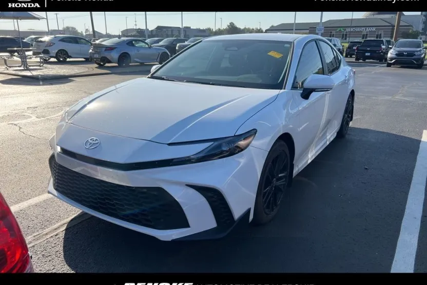 2025 Toyota Camry SE photo 1