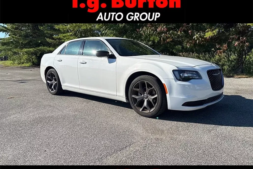 2022 Chrysler 300 Touring photo 1