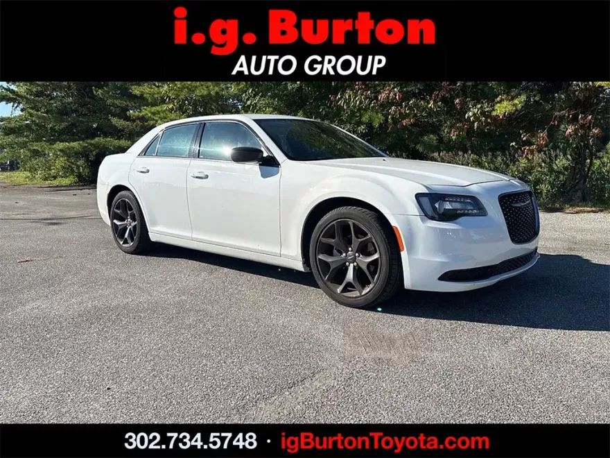 2022 Chrysler 300 Touring photo 1