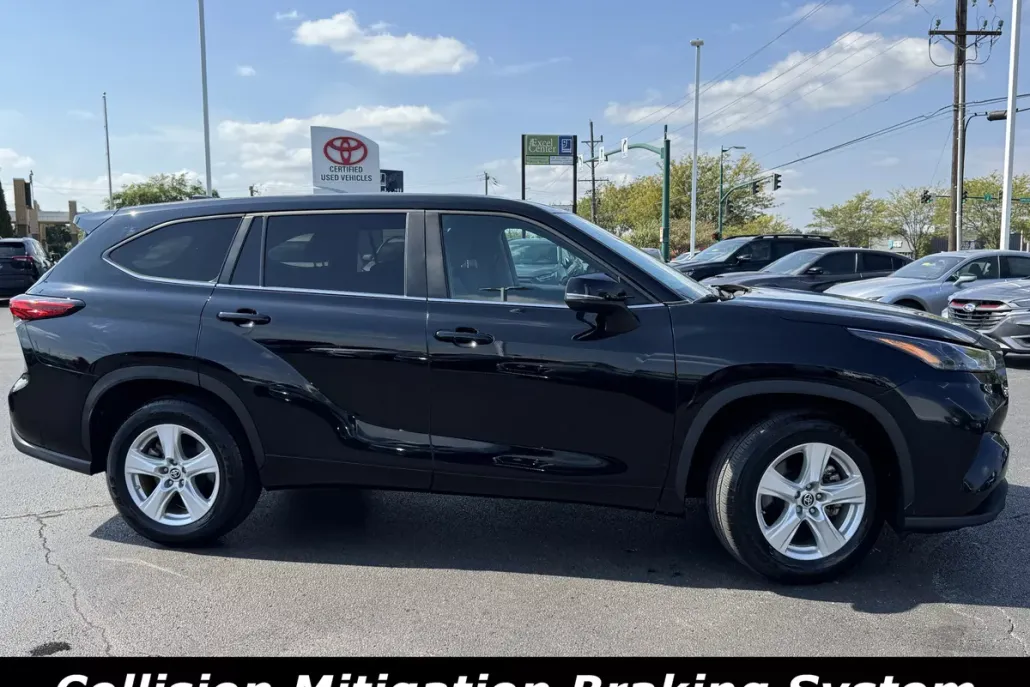 2023 Toyota Highlander Hybrid LE photo 1