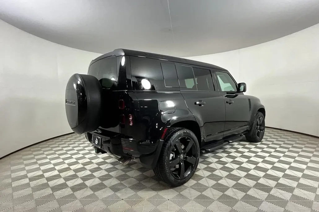 2025 Land Rover Defender 110 X-Dynamic SE photo 1