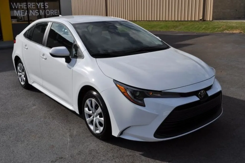 2023 Toyota Corolla LE photo 1